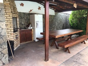 Outdoor dining - Beach house in Itacimirim, close to Guarajuba and Praia do Forte. Cond. Closed. (Itacimirim)