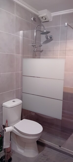 公寓 | 浴室 | 淋浴設備、風筒、提供毛巾