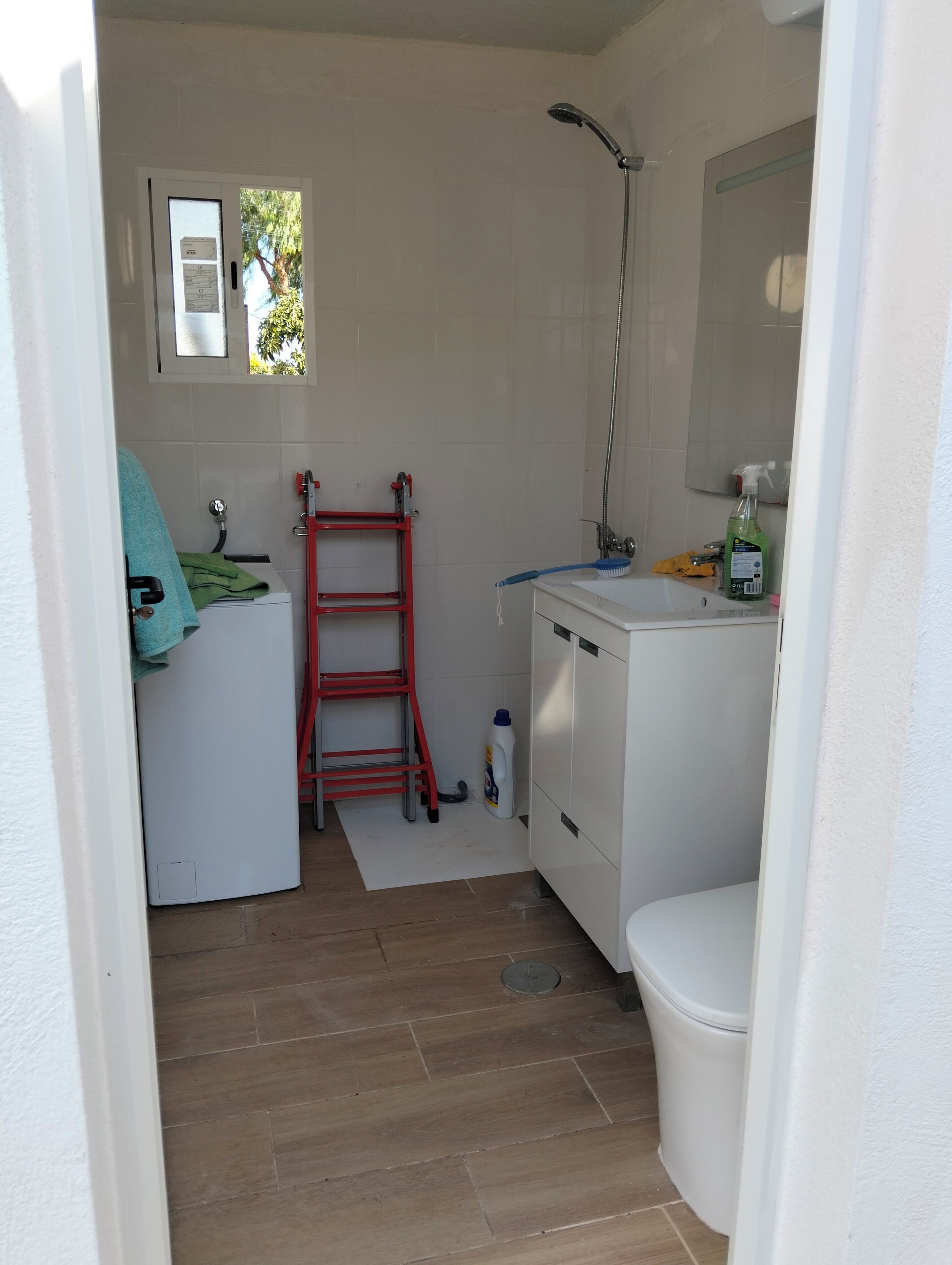 Een haardroger, handdoeken, toiletpapier