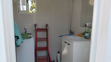 Een haardroger, handdoeken, toiletpapier