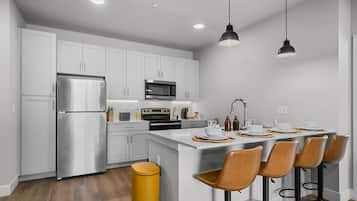 Een koelkast, een magnetron, een oven, een kookplaat