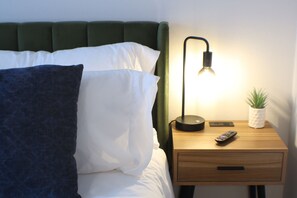 2 chambres, bureau, fer et planche à repasser, lit parapluie