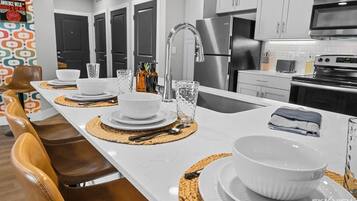 Réfrigérateur, four à micro-ondes, un four, surface de cuisson