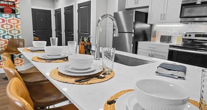 Spacious 2BR, Walmart HQ, Heated Pool, Bike Lift & Bike Storage