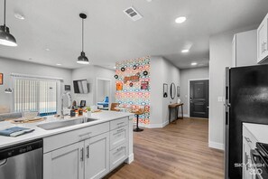 Køleskab, mikrobølgeovn, ovn, kogeplade