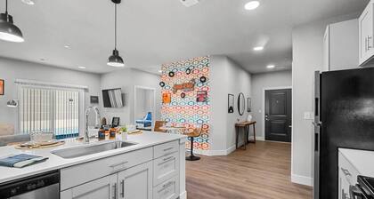 Luxury 2 King bed 2 bath Apt, Pool, Fire Pit, Top Golf, Walmart AMP, Free "P"