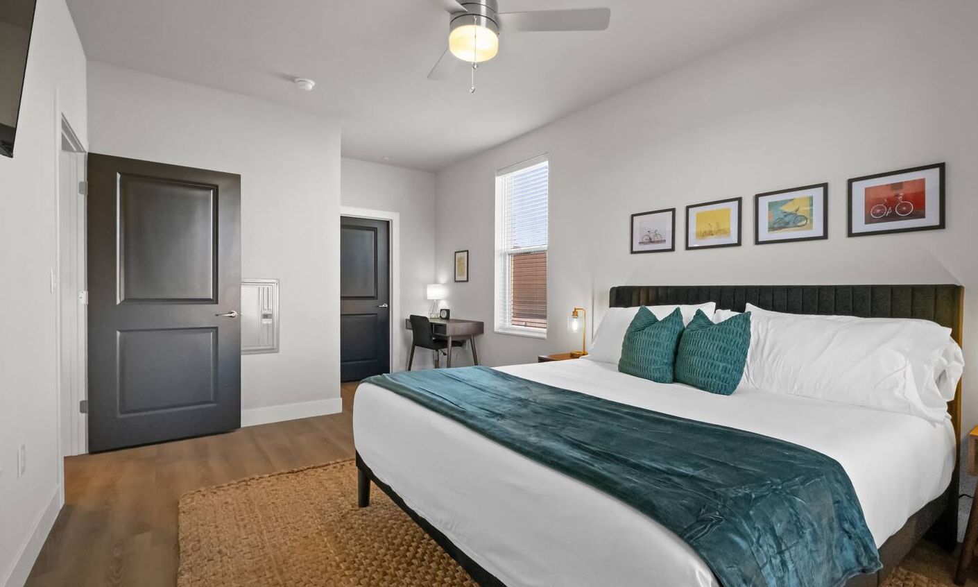 2 slaapkamers, een bureau, een strijkplank/strijkijzer, reisbedje