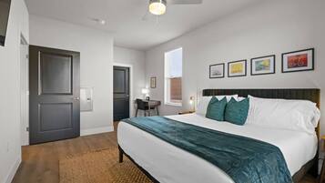 2 slaapkamers, een bureau, een strijkplank/strijkijzer, reisbedje