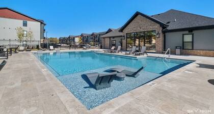 Deluxe 2BR Near Walmart HQ & Amp -Seasonal Pool-Perfect for Fun Getaways