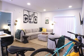 Interior - Deluxe 2BR Near Walmart HQ & Amp -Open Pool -No Cleaning Fee (Rogers)