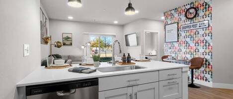 Een koelkast, een magnetron, een oven, een kookplaat