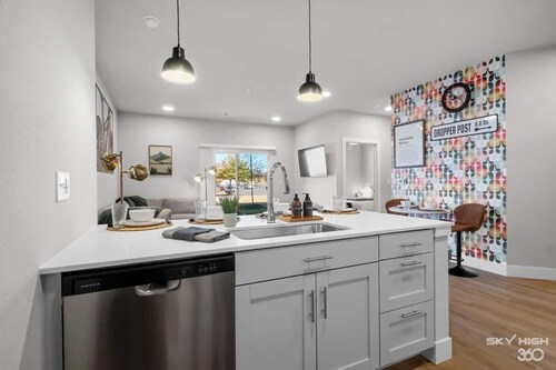 Executive 2BR/2BA Stay – Nurses, Professionals & Families- Work-Ready, Central, Parking Included