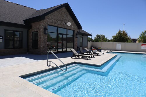 Deluxe 2BR with king suites, pool & minutes to OZ Trails.