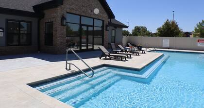 Deluxe 2BR with king suites, pool & minutes to OZ Trails.