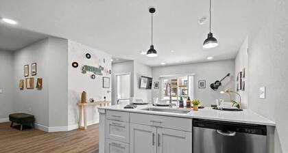 Music-Inspired, King Suites, Pool ,Gym & Workspace