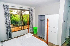 7 bedrooms, iron/ironing board, WiFi, bed sheets