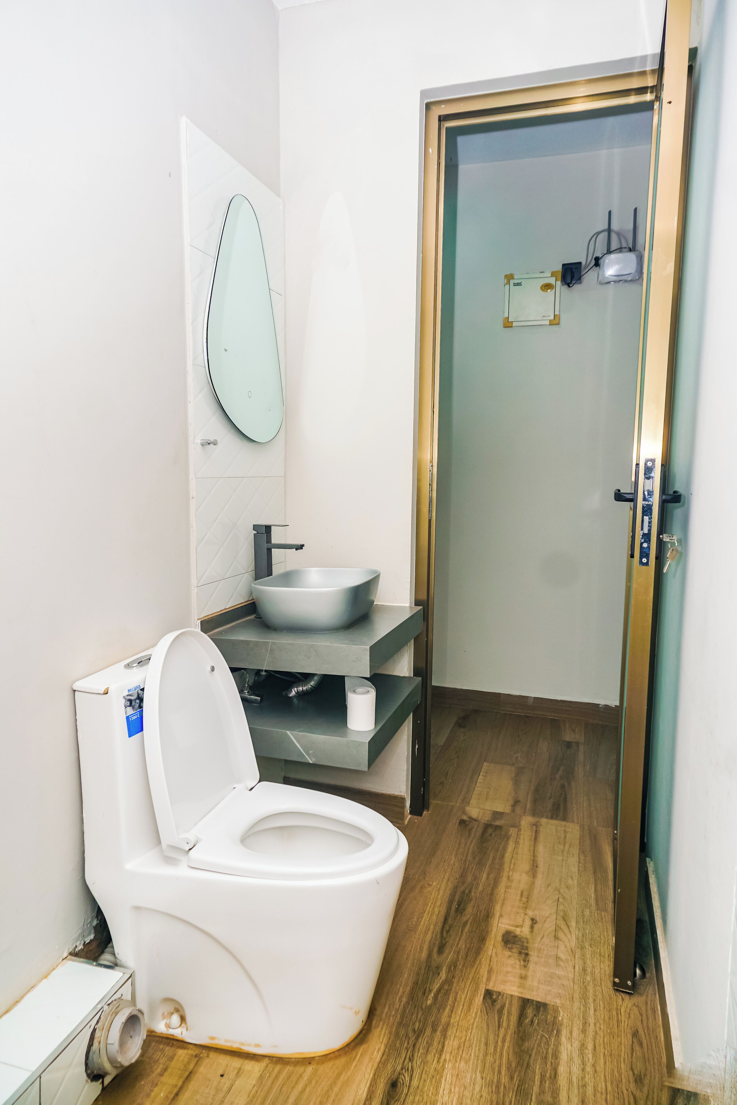 Douche, serviettes fournies, savon, papier toilette