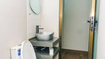 Douche, serviettes fournies, savon, papier toilette