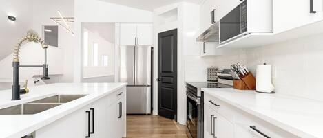 Køleskab, mikrobølgeovn, ovn, kogeplade