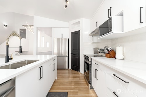 MEADOWBROOK - Sleeps 12 - Garage Parking