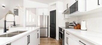 MEADOWBROOK - Sleeps 12 - Garage Parking