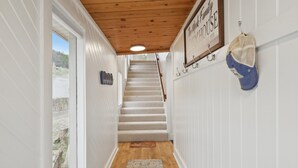 Un escalier menant à un palier sur lequel est accrochée une plaque encadrée.