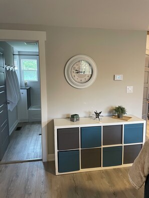 Interior -  Quaint and cozy cottage like atmosphere. Three minute walk to Charleston Lake, (Athens)