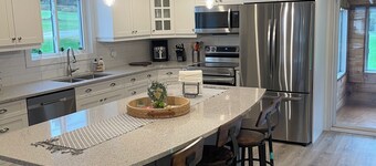 Quaint and cozy cottage like atmosphere. Three minute walk to Charleston Lake,