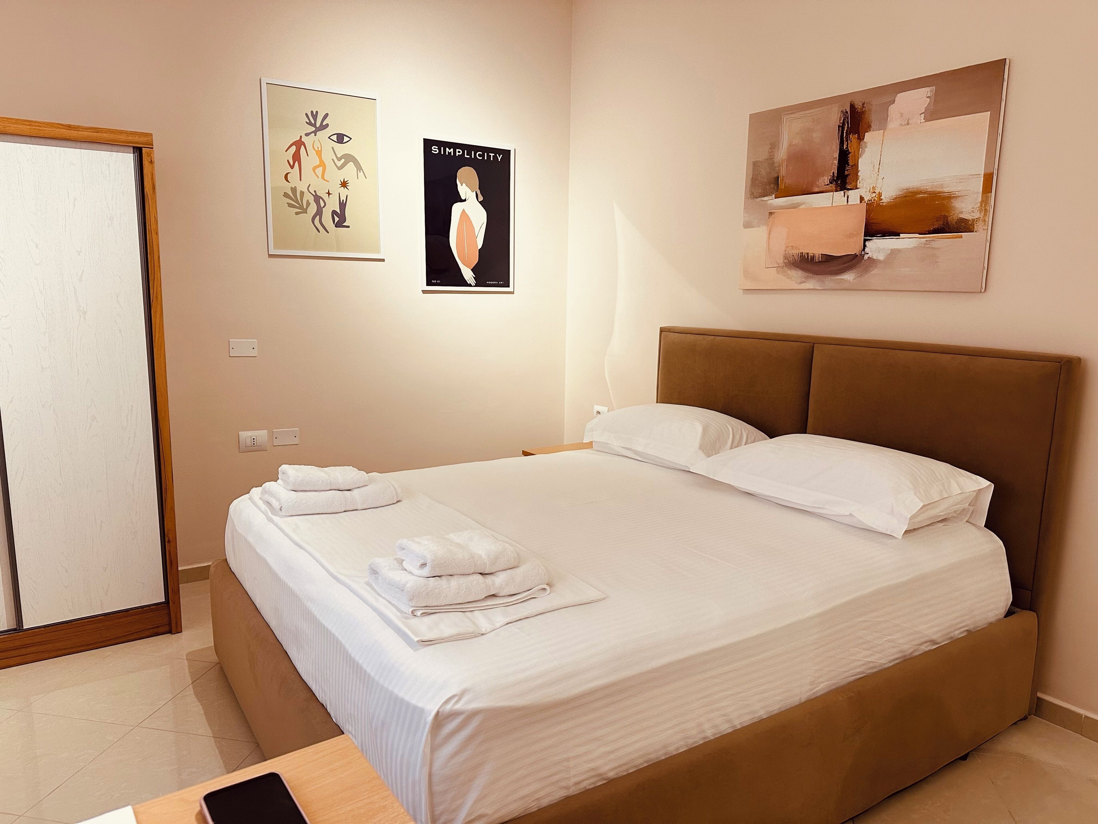 Classic Studio, 2 Twin Beds | Desk, WiFi (free), bed sheets