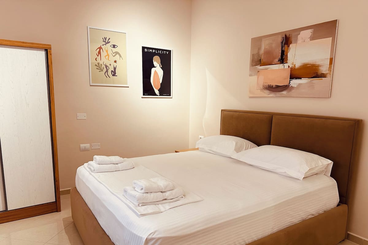 Classic Studio, 2 Twin Beds | Desk, WiFi (free), bed sheets
