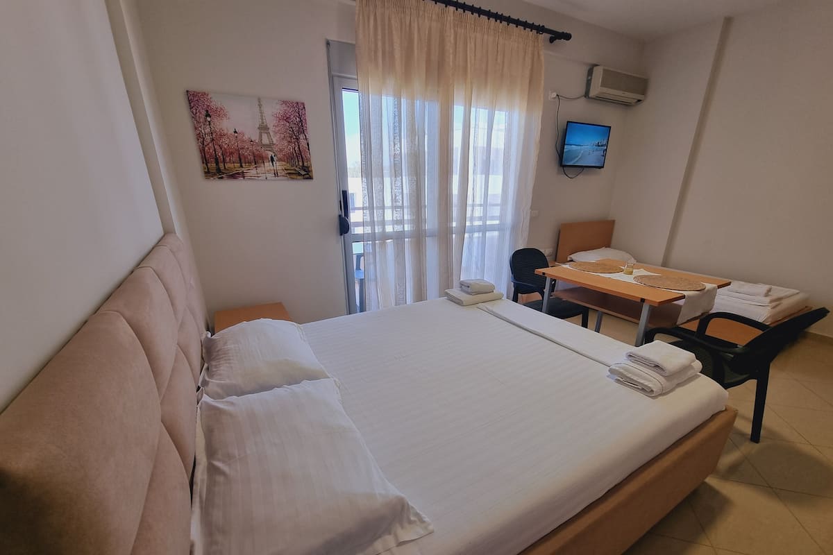 Estudio económico, balcón, vista a la ciudad | Escritorio, wifi gratis y ropa de cama