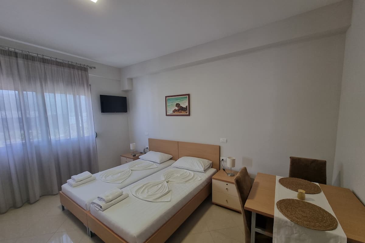 Estudio clásico, vista a la ciudad | Escritorio, wifi gratis y ropa de cama