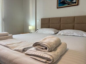 Escritorio, wifi gratis y ropa de cama 