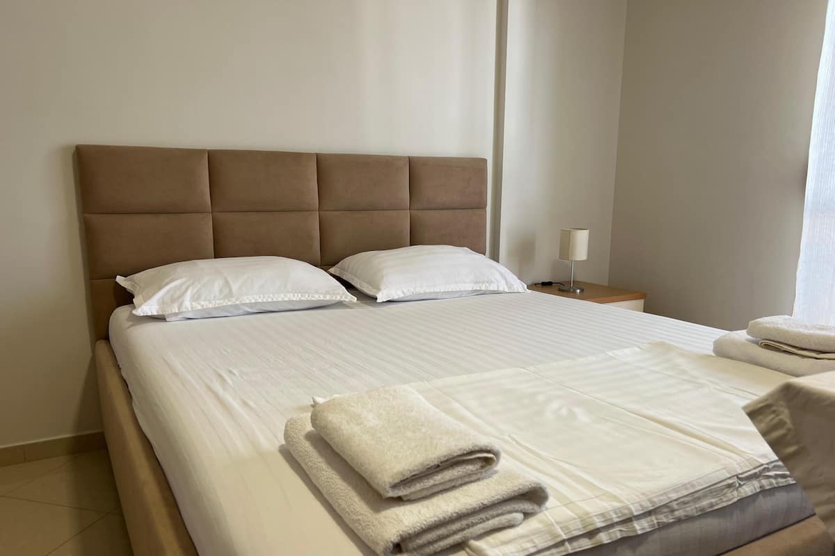 Estudio económico, balcón, vista a la ciudad | Escritorio, wifi gratis y ropa de cama
