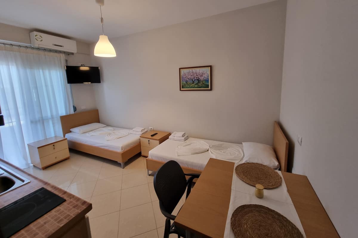 Estudio económico, 2 camas individuales, balcón, vista parcial al mar | Escritorio, wifi gratis y ropa de cama