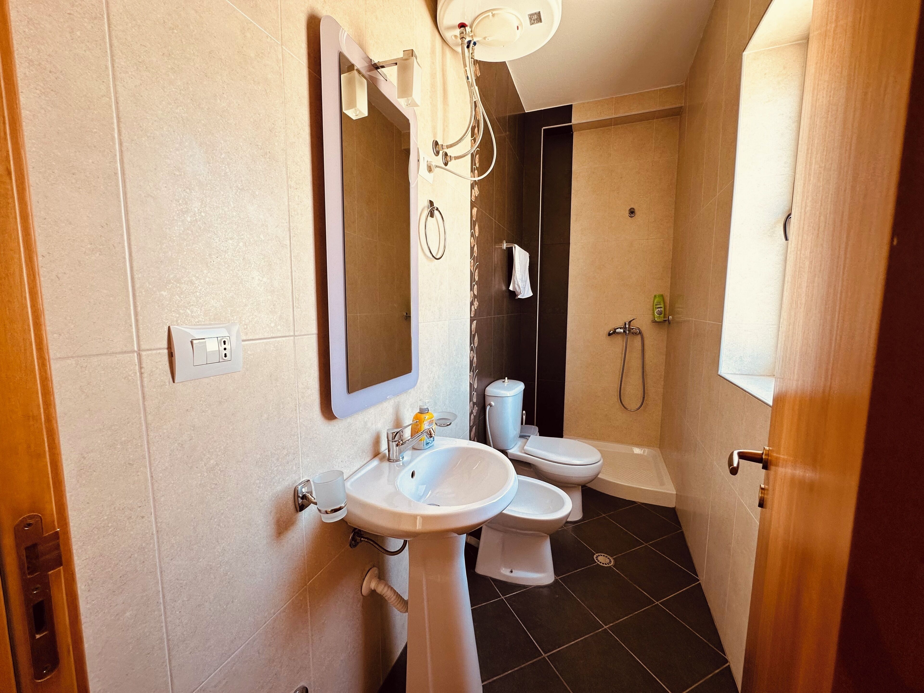 Studio Classique, vue ville | Salle de bain | Baignoire et douche séparées, articles de toilette gratuits