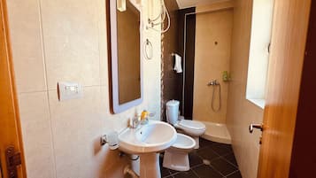 Studio Classique, vue ville | Salle de bain | Baignoire et douche séparées, articles de toilette gratuits