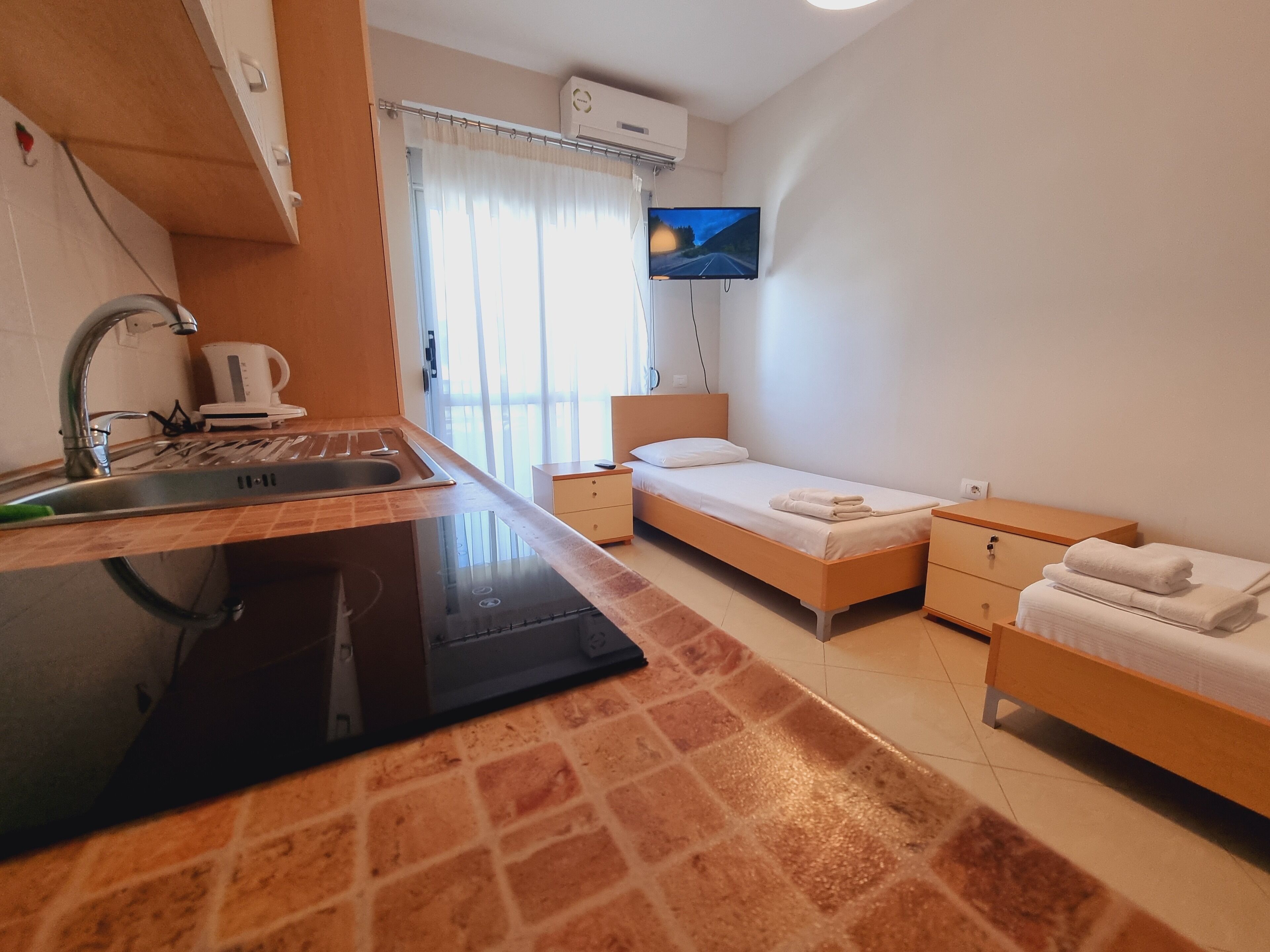 Studio Économique, 2 lits une place, balcon, vue partielle sur la mer | Cuisine privée | Mini réfrigérateur, plaque de cuisson