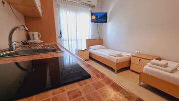 Studio Économique, 2 lits une place, balcon, vue partielle sur la mer | Cuisine privée | Mini réfrigérateur, plaque de cuisson