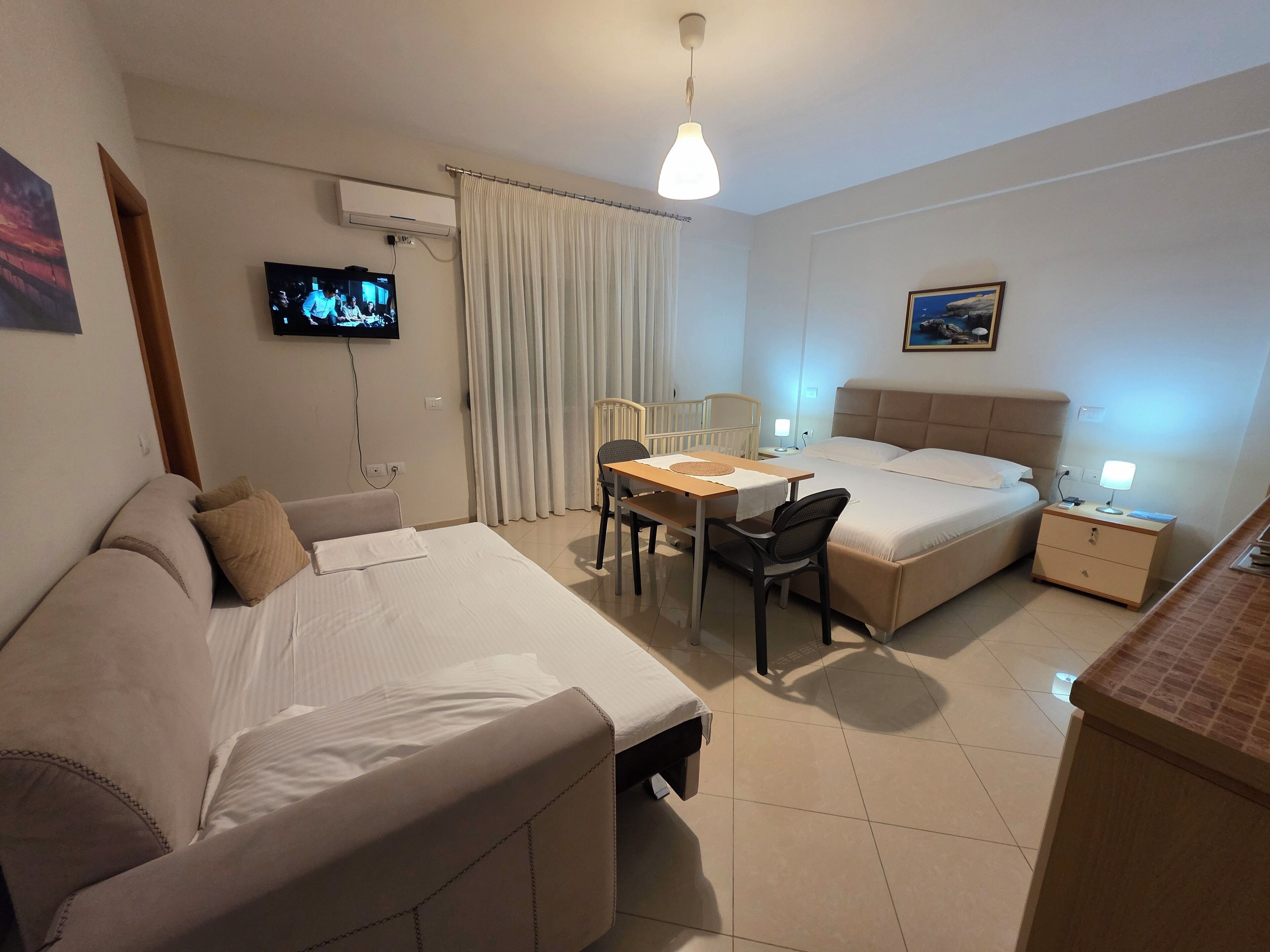 แฟมิลี่สตูดิโอ, เตียงควีนไซส์ 1 เตียง และโซฟาเบด, ระเบียง, วิวเมือง | โต๊ะทำงาน, Wi-Fi ฟรี, ผ้าปูที่นอน