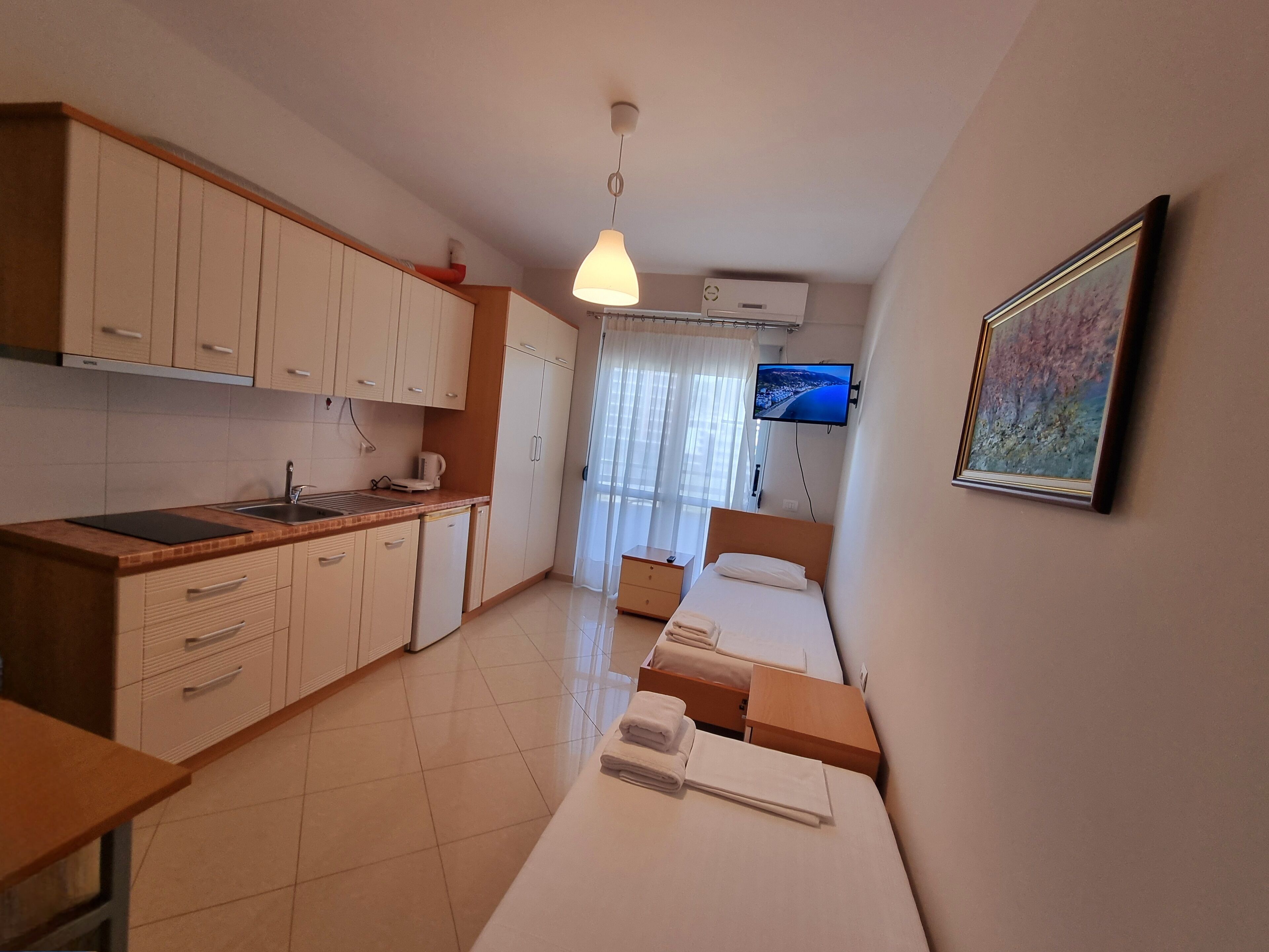 經濟開放式客房, 2 張單人床, 陽台, 部分海景 | 書桌、免費無線上網、床單