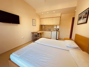 Economy Studio, 2 Twin Beds, Balcony, Partial Sea View | Desk, WiFi (free), bed sheets - Thoma's K Studios (Vlorë)