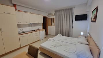 Frigobar, placa de cocina, utensilios de cocina