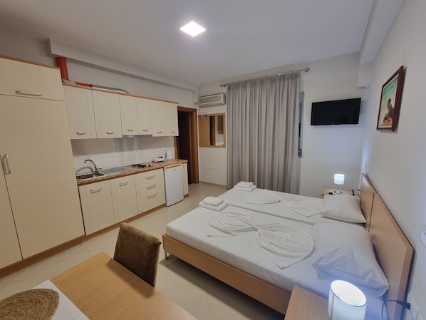 Estudio clásico, vista a la ciudad | Cocina privada | Frigobar, parrilla de estufa y utensilios de cocina 