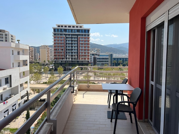 Studio dành cho gia đình, 1 giường cỡ queen và sofa giường, ban công, quang cảnh thành phố | Hiên