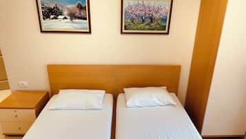 Studio Ekonomi, 2 Tempat Tidur Twin, balkon, pemandangan laut terbatas | Meja kerja, Wi-Fi gratis, dan seprai linen