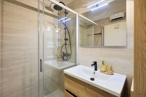 Unclassified image, 2 of 32, button