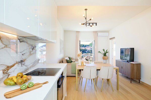 Unclassified image, 1 of 32, button