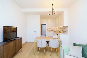 Unclassified image, 4 of 32, button