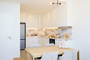 Fridge, oven, stovetop, dishwasher